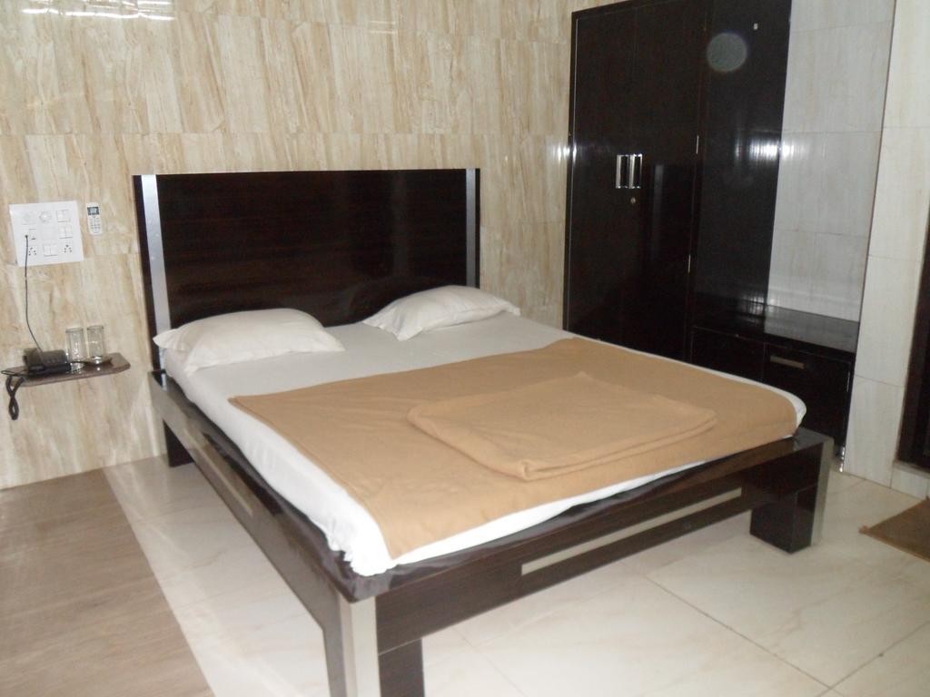 Hotel Jasmine Ahmedabad Bagian luar foto